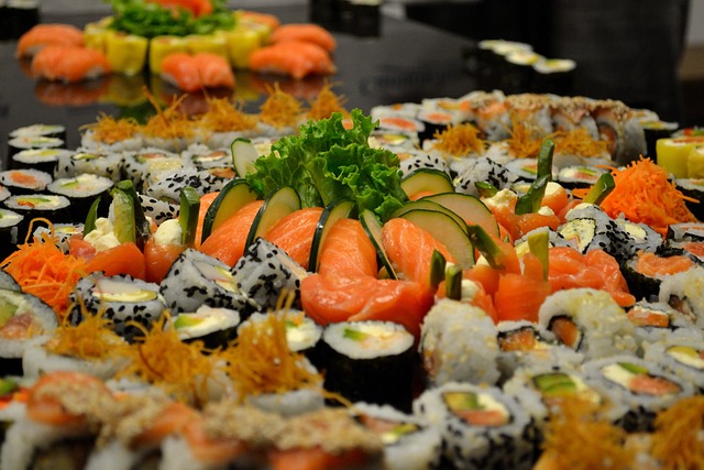 Sushi s lososem a zeleninou na velkém talíři na svatební tabuli